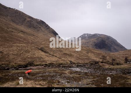 Glencoe, Großbritannien. 01. April 2022. Mitglieder des Imperial College Canoe Club machen sich auf den Weg zum River Etive abseits der Glen Etive Road in den Highlands von Schottland 1. April 2022. Glen Etive Road wurde im Film „Skyfall“ gezeigt. Foto von Ken Cedeno/Sipa USA Credit: SIPA USA/Alamy Live News Stockfoto