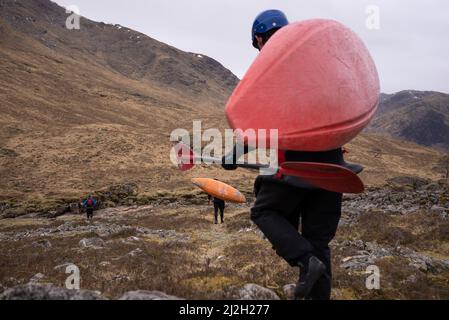 Glencoe, Großbritannien. 01. April 2022. Mitglieder des Imperial College Canoe Club machen sich am 1. April 2022 auf den Weg zum River Etive von der Glen Etive Road in den schottischen Highlands. Glen Etive Road wurde im Film „Skyfall“ gezeigt. Foto von Ken Cedeno/Sipa USA Credit: SIPA USA/Alamy Live News Stockfoto