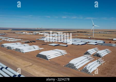 Pueblo, Colorado – Komponenten von Windenergieanlagen auf einem Vestas-Lagerplatz. Stockfoto