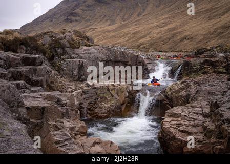 Glencoe, Großbritannien. 01. April 2022. Mitglieder des Imperial College Canoe Club paddeln den Fluss Etive von der Glen Etive Road in den schottischen Highlands ab 1. April 2022. Glen Etive Road wurde im Film „Skyfall“ gezeigt. Foto von Ken Cedeno/Sipa USA Credit: SIPA USA/Alamy Live News Stockfoto