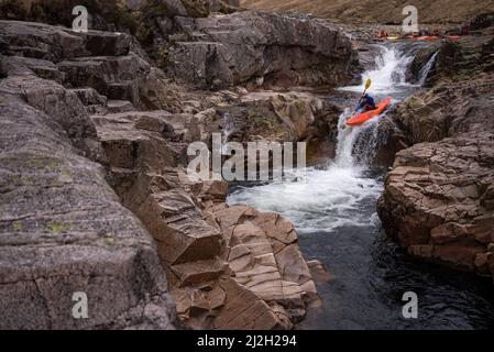 Glencoe, Großbritannien. 01. April 2022. Mitglieder des Imperial College Canoe Club paddeln den Fluss Etive von der Glen Etive Road in den schottischen Highlands ab 1. April 2022. Glen Etive Road wurde im Film „Skyfall“ gezeigt. Foto von Ken Cedeno/Sipa USA Credit: SIPA USA/Alamy Live News Stockfoto