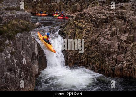 Glencoe, Großbritannien. 01. April 2022. Mitglieder des Imperial College Canoe Club paddeln den Fluss Etive von der Glen Etive Road in den schottischen Highlands ab 1. April 2022. Glen Etive Road wurde im Film „Skyfall“ gezeigt. Foto von Ken Cedeno/Sipa USA Credit: SIPA USA/Alamy Live News Stockfoto