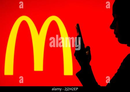 Brasilien. 1. April 2022. In dieser Fotobilder hält die Silhouette einer Frau ein Smartphone mit dem McDonald's Corporation-Logo im Hintergrund. (Bild: © Rafael Henrique/SOPA Images via ZUMA Press Wire) Stockfoto