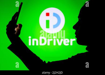 Brasilien. 01. April 2022. In dieser Fotobilder hält die Silhouette einer Frau ein Smartphone mit dem inDriver-Logo im Hintergrund. (Foto von Rafael Henrique/SOPA Images/Sipa USA) Quelle: SIPA USA/Alamy Live News Stockfoto