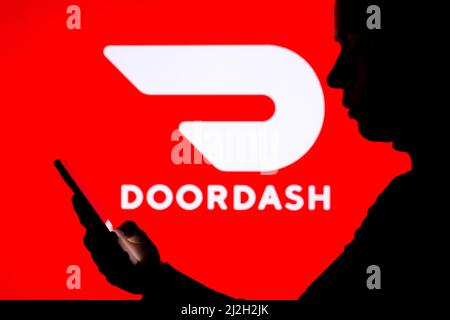 Brasilien. 01. April 2022. In dieser Fotobilder hält die Silhouette einer Frau ein Smartphone mit dem DoorDash-Logo im Hintergrund. (Foto von Rafael Henrique/SOPA Images/Sipa USA) Quelle: SIPA USA/Alamy Live News Stockfoto