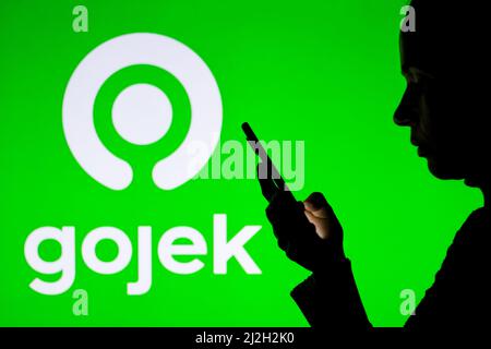 Brasilien. 01. April 2022. In dieser Fotobilder hält die Silhouette einer Frau ein Smartphone mit dem Gojek-Logo im Hintergrund. (Foto von Rafael Henrique/SOPA Images/Sipa USA) Quelle: SIPA USA/Alamy Live News Stockfoto