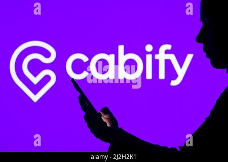 Brasilien. 01. April 2022. In dieser Fotobilder hält die Silhouette einer Frau ein Smartphone mit dem Cabify-Logo im Hintergrund. (Foto von Rafael Henrique/SOPA Images/Sipa USA) Quelle: SIPA USA/Alamy Live News Stockfoto