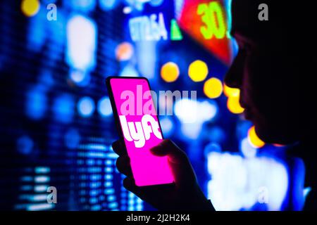 Brasilien. 01. April 2022. In dieser Fotobilder hält die Silhouette einer Frau ein Smartphone mit dem Lyft-Logo auf dem Bildschirm. (Foto von Rafael Henrique/SOPA Images/Sipa USA) Quelle: SIPA USA/Alamy Live News Stockfoto