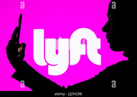 Brasilien. 01. April 2022. In dieser Fotobilder hält die Silhouette einer Frau ein Smartphone mit dem Lyft-Logo im Hintergrund. (Foto von Rafael Henrique/SOPA Images/Sipa USA) Quelle: SIPA USA/Alamy Live News Stockfoto