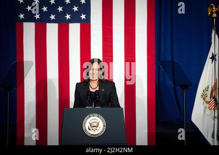 Greenville, Vereinigte Staaten. 01. April 2022. Die US-Vizepräsidentin Kamala Harris begrüßt die Menge am 1. April 2022 auf der Bühne des Delta Center in Greenville, Mississippi. Quelle: Rory Doyle/Pool via CNP *** Local Caption *** 38481572 Quelle: dpa/Alamy Live News Stockfoto