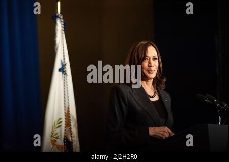 Greenville, Vereinigte Staaten. 01. April 2022. Die US-Vizepräsidentin Kamala Harris spricht am 1. April 2022 auf der Delta Center Stage in Greenville, Mississippi, vor der Menge über kleine Unternehmen. Quelle: Rory Doyle/Pool via CNP *** Local Caption *** 38481571 Quelle: dpa/Alamy Live News Stockfoto