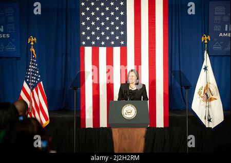 Greenville, Vereinigte Staaten. 01. April 2022. Die US-Vizepräsidentin Kamala Harris begrüßt die Menge am 1. April 2022 auf der Bühne des Delta Center in Greenville, Mississippi. Quelle: Rory Doyle/Pool via CNP *** Local Caption *** 38481573 Quelle: dpa/Alamy Live News Stockfoto