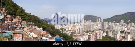 Stadt der Kontraste. Aufnahme von Slums an einem Berghang in Rio de Janeiro, Brasilien. Stockfoto