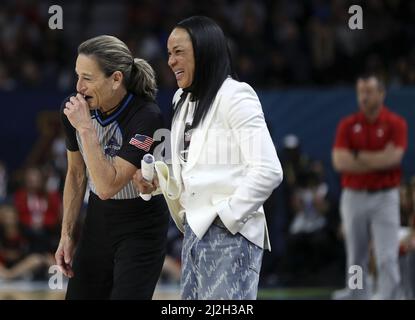 Minneapolis, Usa. 01. April 2022. South Carolina Gamecocks Cheftrainer Dawn Staley lacht mit einem Schiedsrichter, während Jeff Walz, Cheftrainer der Louisville Cardinals, am Freitag, den 1. April 2022, in der zweiten Spielhälfte eines der vier Halbfinals der Frauen im Target Center in Minneapolis zuschaut. Foto von Aaron Joseczfyk/UPI Credit: UPI/Alamy Live News Stockfoto