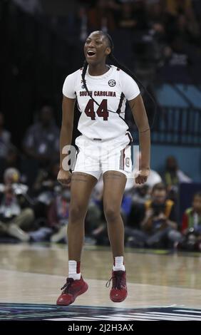 Minneapolis, Usa. 01. April 2022. South Carolina Gamecocks Saniya Riels (44) reagiert nach einem Korb gegen die Louisville Cardinals in der zweiten Spielhälfte eines der vier Halbfinals der Frauen im Target Center in Minneapolis am Freitag, den 1. April 2022. Foto von Aaron Joseczfyk/UPI Credit: UPI/Alamy Live News Stockfoto