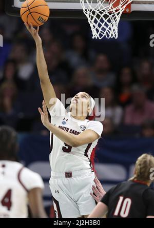 Minneapolis, Usa. 01. April 2022. South Carolina Gamecocks Victaria Saxton (5) punktet in der ersten Spielhälfte eines der vier Halbfinals der Frauen im Target Center in Minneapolis am Freitag, den 1. April 2022, gegen die Louisville Cardinals. Foto von Aaron Joseczfyk/UPI Credit: UPI/Alamy Live News Stockfoto