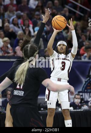 Minneapolis, Usa. 01. April 2022. South Carolina Gamecocks Destanni Henderson (3) schießt in der zweiten Hälfte gegen die Louisville Cardinals in Spiel eins der vier Halbfinals der Frauen im Target Center in Minneapolis am Freitag, den 1. April 2022. Foto von Aaron Joseczfyk/UPI Credit: UPI/Alamy Live News Stockfoto