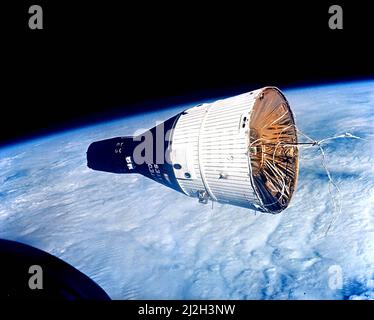 Dieses Foto der Raumsonde Gemini 7 wurde von Gemini 6 während eines Rendezvous und Stationsmanövers in einer Höhe von etwa 160 Meilen über der Erde aufgenommen. Gemini 6 und Gemini 7 wurden am 15. Dezember 1965 bzw. am 4. Dezember 1965 gestartet. Walter M. Schirra, Jr. und Thomas P. Stafford auf Gemini 6 und Frank Borman und James A. Lovell auf Gemini 7 übten Rendezvous und Station, die einen Tag lang im Orbit zusammenhielten. Stockfoto