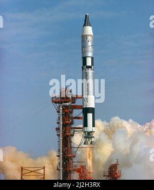 Start des ersten bemannten Gemini-Fluges. Der Gemini-Titan 3 hob am 23. März 1965 um 9:24 Uhr (EST) von Pad 19 ab. Die Gemini-3-Raumsonde 'Molly Brown' trug die Astronauten Virgil I. Grissom, Kommandopilot, und John W. Young, Pilot, auf drei Umlaufbahnen der Erde. Stockfoto