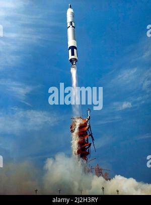 Der Start der Raumsonde Gemini 8 am 16. März 1966 von Cape Kennedy, Florida. Die Flugcrew der 3-tägigen Mission, die Astronauten Neil A. Armstrong und David R. Scott, erreichte das erste Rendezvous und dockte an Atlas/Agena in der Erdumlaufbahn an. Stockfoto