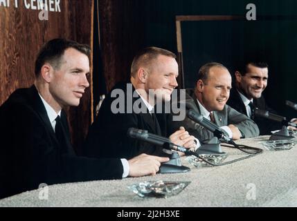 Die Gemini-VIII-Crews beantworten auf einer MSC-Pressekonferenz Fragen von Nachrichtenleuten. Von links nach rechts: Die Astronauten David Scott, Neil Armstrong, Charles Conrad und Richard Gordon. Stockfoto