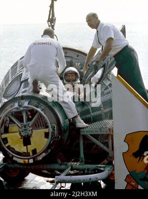 Astronaut Walter Schirra in der Raumsonde Gemini VI, als er und Astronaut Thomas Stafford (nicht in Sicht) an Bord des Flugzeugträgers U.S.S. eintreffen Wespe nach ihrem Abspritz. Stockfoto