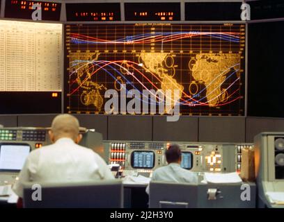 Ansicht des Trackingbildschirms vor dem Mission Control Center während der Raumfahrt Gemini-5. Stockfoto