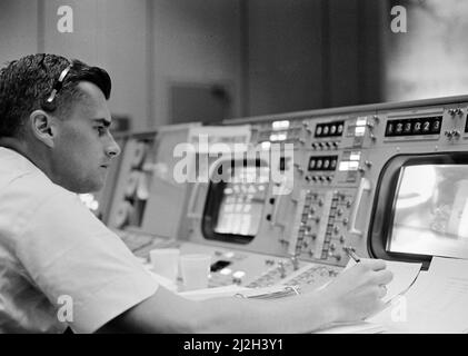 Astronaut Roger B. Chaffee wird während des Fluges von Gemini 3 an der Konsole im Mission Control Center, Houston, Texas, gezeigt Stockfoto