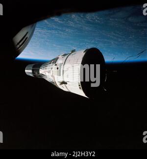 Dieses Foto der Raumsonde Gemini 7 wurde von Gemini 6 während eines Rendezvous und Stationsmanövers in einer Höhe von etwa 160 Meilen über der Erde aufgenommen. Gemini 6 und Gemini 7 wurden am 15. Dezember 1965 bzw. am 4. Dezember 1965 gestartet. Walter M. Schirra, Jr. und Thomas P. Stafford auf Gemini 6 und Frank Borman und James A. Lovell auf Gemini 7 übten Rendezvous und Station, die einen Tag lang im Orbit zusammenhielten. CC BY-SA 4,0, HTTPS://COMMONS.WIKIMEDIA.ORG/W/INDEX.PHP?CURID=111684531 Stockfoto