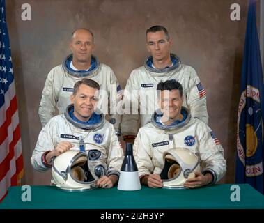 Gemini 9 ursprüngliche Hauptmannschaft (erste Reihe, L-R) Elliott See, Charles Bassett; und die Ersatzmannschaft (hintere Reihe, L-R) Tom Stafford, Gene Cernan. Elliot See und Charles Bassett waren die Hauptmannschaft, aber sie wurden bei einem Flugunfall getötet, also wurden Tom Stafford und Eugene Cernan die Hauptmannschaft. Stockfoto