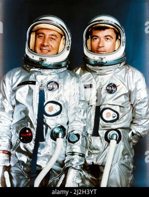 Astronauten Virgil (Gus) Grissom (links), Kommandopilot Gemini-3; und John Young, Pilot., Besatzung des ersten bemannten Gemini-Weltraumfluges Gemini 3 Stockfoto