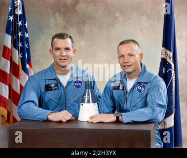 Astronauten David Scott (links), Pilot; und Neil Armstrong (rechts), Command Pilot, Die Mannschaft für die Mission Gemini VIII. Stockfoto