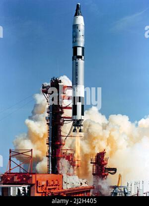 Der Start der Raumsonde Gemini-5 vom Kennedy Space Center am 21. August 1965 auf einer achttägigen Orbitalmission. Astronaut L. Gordon Cooper Jr. war der Kommandopilot und Astronaut Charles Conrad Jr. war der Pilot. Stockfoto