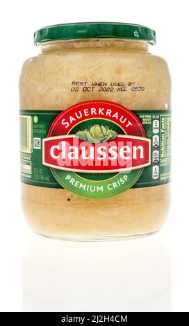 Winneconne, WI -1. April 2022: Ein Paket Claussen Sauerkraut auf einem isolierten Hintergrund Stockfoto
