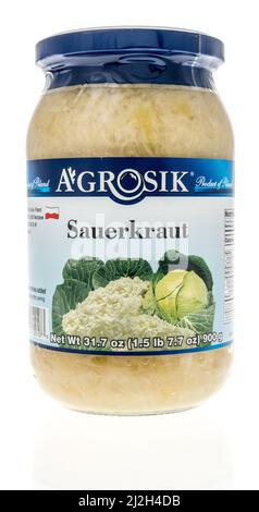 Winneconne, WI -1 April 2022: Ein Paket von Agrosik Sauerkraut auf einem isolierten Hintergrund Stockfoto