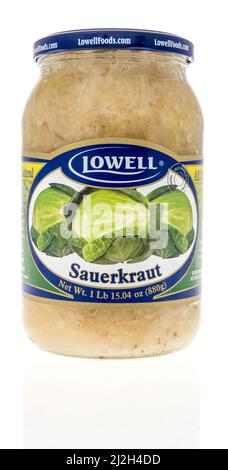 Winneconne, WI -1. April 2022: Ein Paket von Lowell-Sauerkraut auf einem isolierten Hintergrund Stockfoto