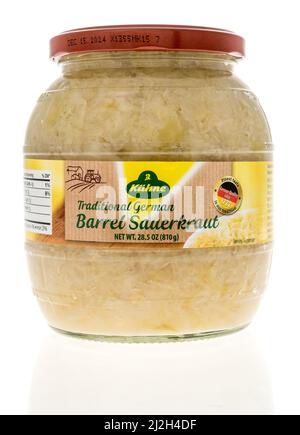 Winneconne, WI -1. April 2022: Ein Paket Kuehne Sauerkraut auf einem isolierten Hintergrund Stockfoto