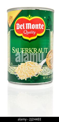Winneconne, WI -1. April 2022: Ein Paket von Del Monte Sauerkraut auf einem isolierten Hintergrund Stockfoto