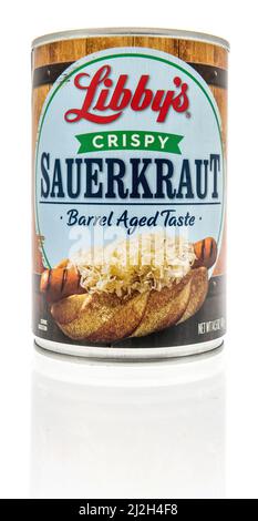 Winneconne, WI -1. April 2022: Ein Paket von Libbys knusprigem Sauerkraut auf einem isolierten Hintergrund Stockfoto