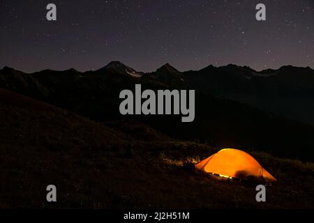 WA21230-00...WASHINGTON - Sterne über dem Glacier Peak vom Campingplatz aus gesehen am Pacific Crest Trail in der Glacier Peak Wilderness. Stockfoto