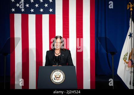 Die US-Vizepräsidentin Kamala Harris begrüßt die Menge am 1. April 2022 auf der Bühne des Delta Center in Greenville, Mississippi.Quelle: Rory Doyle/Pool via CNP /MediaPunch Stockfoto