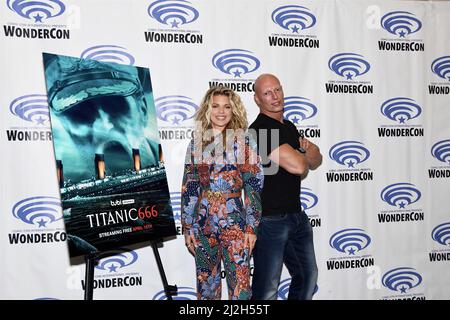 AnnaLynn McCord und Joseph GATT kommen am 1. April 2022 in Tubis Fotozelle für den ersten Wonder Con Day Titanic666 an Stockfoto