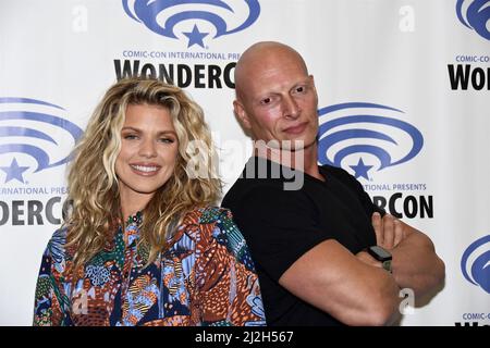 AnnaLynn McCord und Joseph GATT kommen am 1. April 2022 in Tubis Fotozelle für den ersten Wonder Con Day Titanic666 an Stockfoto