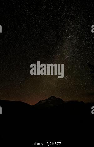 WA21285-00...WASHINGTON - die Milchstraße über dem Glacier Peak in der Glacier Peak Wilderness. Stockfoto