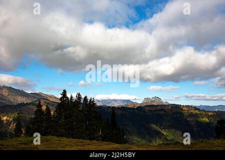 WA21298-00...WASHINGTON - Nachmittagssicht vom Cady Ridge in der Henry M. Jackson Wilderness, Teil des Mount Baker-Snoqualmie National Forest. Stockfoto