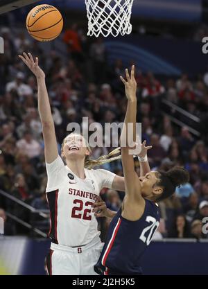 Minneapolis, Usa. 01. April 2022. Die Stanford Cardinals Cameron Brink (22) punktet am Freitag, den 1. April 2022, gegen Connecticut Huskies Olivia Nelson-Ododa (20) im zweiten Spiel der vier Halbfinale der Frauen im Target Center in Minneapolis. Foto von Aaron Joseczfyk/UPI Credit: UPI/Alamy Live News Stockfoto