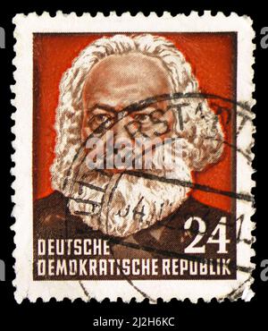 MOSKAU, RUSSLAND - 13. MÄRZ 2022: Die in Deutschland gedruckte Briefmarke zeigt Karl Marx, 70.Death Jahre Karl Marx Serie, um 1953 Stockfoto