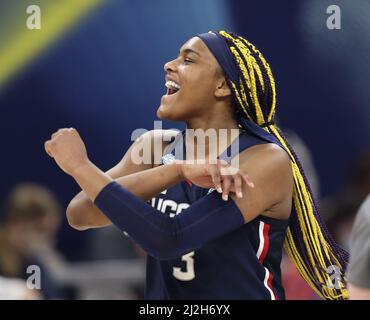 Minneapolis, Usa. 01. April 2022. Connecticut Huskies Aaliyah Edwards (3) feiert am Freitag, den 1. April 2022, nach dem Sieg über die Stanford Cardinals in Spiel zwei der vier Halbfinals der Frauen im Target Center in Minneapolis. Foto von Aaron Joseczfyk/UPI Credit: UPI/Alamy Live News Stockfoto