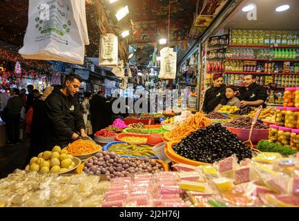 Gaza, Palästina. 01. April 2022. Palästinenser kaufen auf dem Al-Zawiya-Markt in Gaza-Stadt ein, um sich auf den muslimischen Fastenmonat Ramadan vorzubereiten, der diese Woche beginnen wird. Muslime auf der ganzen Welt feiern den heiligen Monat Ramadan, indem sie in der Nacht beten und sich in der Zeit zwischen Sonnenaufgang und Sonnenuntergang vom Essen und Trinken enthalten. Ramadan ist der neunte Monat im islamischen Kalender und es wird angenommen, dass der erste Vers von Koranís in den letzten 10 Nächten enthüllt wurde. Kredit: SOPA Images Limited/Alamy Live Nachrichten Stockfoto