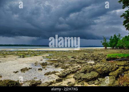 Ein Strand im Dorf Garara, Südliche kleine Kei-Inseln. Aufgenommen @ Dorf Garara, Maluku Tenggara, Molukken, 97611, Indonesien Stockfoto